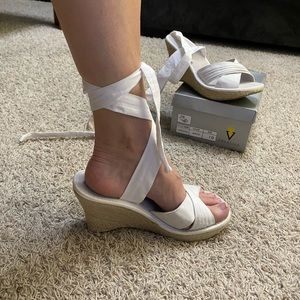 Volatile Lanaca2 Women’s Tie Wedges- Size 10